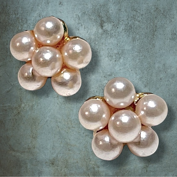 VINTAGE 50s Faux Pearl Earrings clustered like a flower - Picture 7 of 8